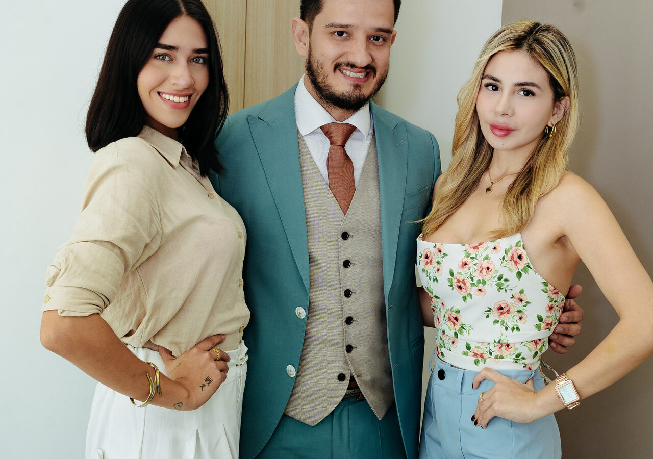 Pacientes de Real·C junto al Dr. Marcelo Moncayo, cirujano plástico en Guayaquil