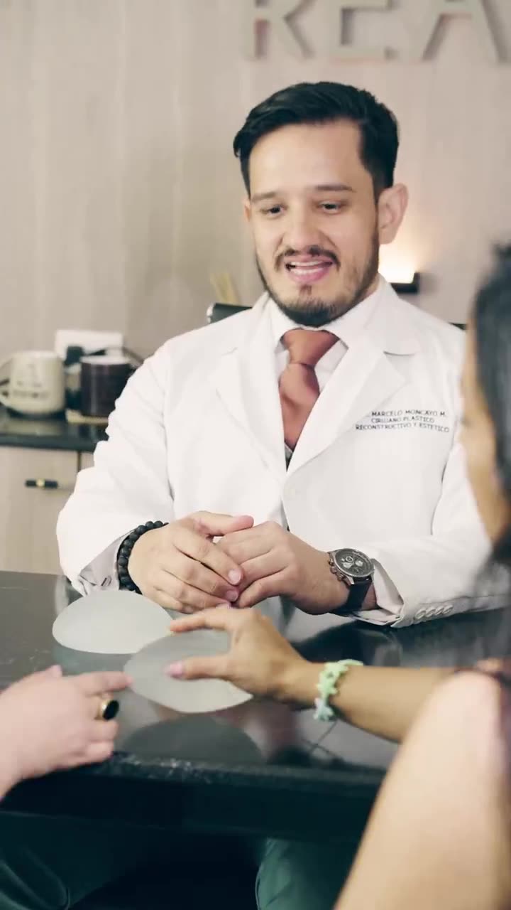 El Dr. Marcelo Moncayo mostrando implantes en consulta