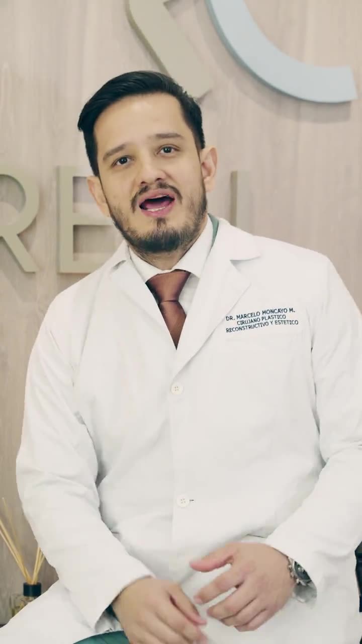El Dr. Marcelo Moncayo explicando el postoperatorio en Real·C Clínica, Guayaquil