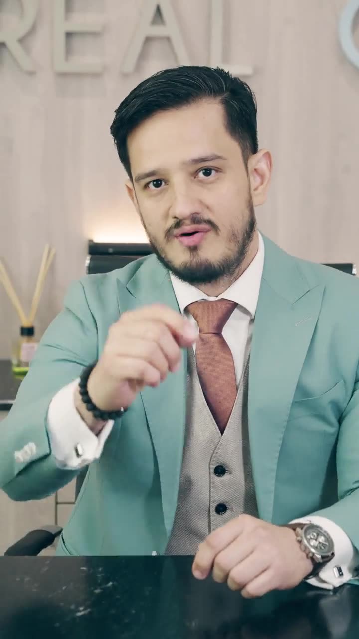 El Dr. Marcelo Moncayo explicando rinoplastia