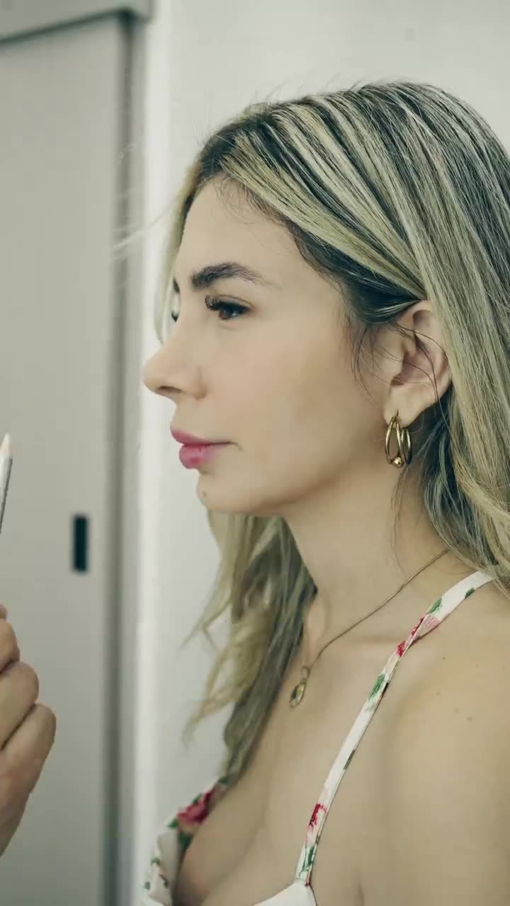 Aplicación de relleno facial en Real·C Clínica